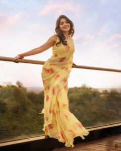 Pavithra Lakshmi Instagram - Not all sunsets lead to beautiful moonshine, some are empty nights too🌕, இன்மையும் உண்டோ உண்ணில்

Wearing @devraagh
STYLING @styled_by_arundev
Photography @plan.b.actions
By @jibinartist
MUA @shibin4865