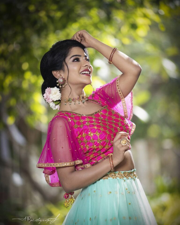 Pavithra Lakshmi Instagram - Makeup - @roopa_ravi_mua Hair - @hairtales.by.punithavathy Shot by -@clicksofap Jewellery-@new_ideas_fashions Flowers -@chennai_florist Costume -@adhiraboutique_pondy