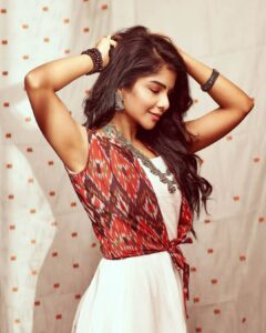 Pavithra Lakshmi Instagram - முதல் நாள் பார்த்த வனப்பு துளி குறையவும் இல்லை உனக்கு

A @navneethbalachanderan photography
Wearing @kalaabam
Jewelry @chennai_silver
Mua and hair @sanjana.n.shah