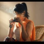 Pavithra Lakshmi Instagram – Coffee cupile kaadhal vanthathennavo❤️
#throwbackpost #sandaali