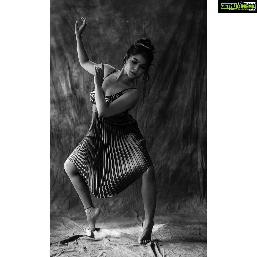 Pavithra Lakshmi Instagram - உன் நினைவில் வாழ நிஜம் வேண்டாம் கண்ணா, நிழல் கூட நீ அன்றோ❤️ . Series RANG-RASA BY @gilbert_santiagu Wearing @sash_creation_official Mua @fathi_hairandmakeup