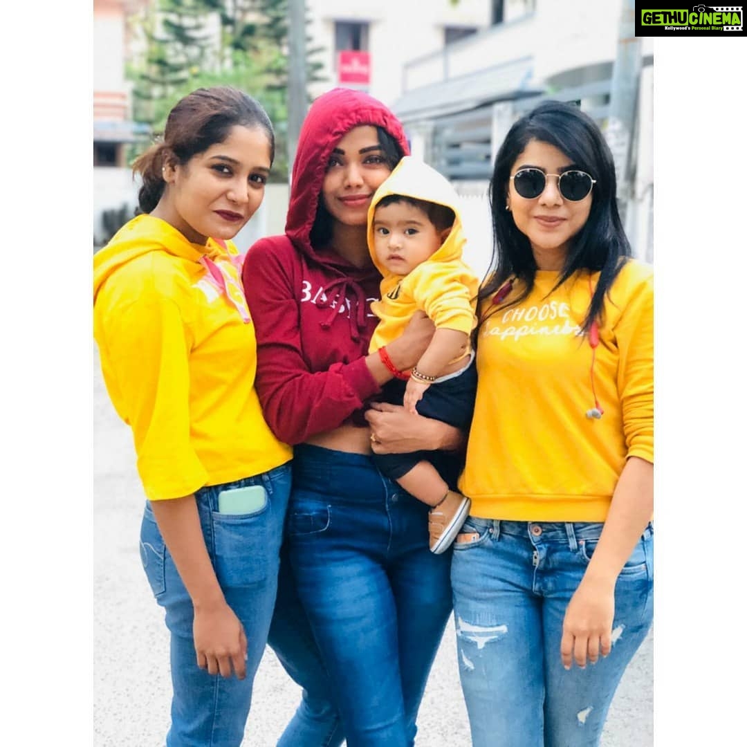 Pavithra Lakshmi Instagram - Choose happiness ❤️ @joeandthejoy @joe_elize_joy @izza_mehak_12 @riya_razima Pc: @salmanulfaris64