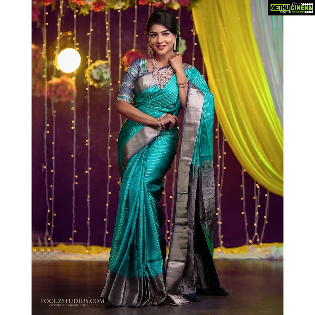Pavithra Lakshmi Instagram - ❤️ Model :@pavithralakshmioffl Makeup & Concept & Drapping :@sharmithmakeover Shot by : @chandrubharathy SilkSaree :@rahjamdesignersilks Blouse Designed by :@yoshnasbyela HairStylist :@nazia_hair_and_makeup Jewellery :@fineshinejewels Location : @focuzstudios Production :@sugan_kani Flowers :@efflorescence_bridal_flowers Decor :@thebells_decors