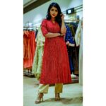 Pavithra Lakshmi Instagram - My Christmas top picks from Phoenix MarketCity Chennai. #projecteve #fabindia #indya #kalaniketan If you like the look go grab yours from #phoenixmarketcitychennai and make your Christmas a merrier one! Also don't forget to check out their Tallest Christmas Tree 🎄