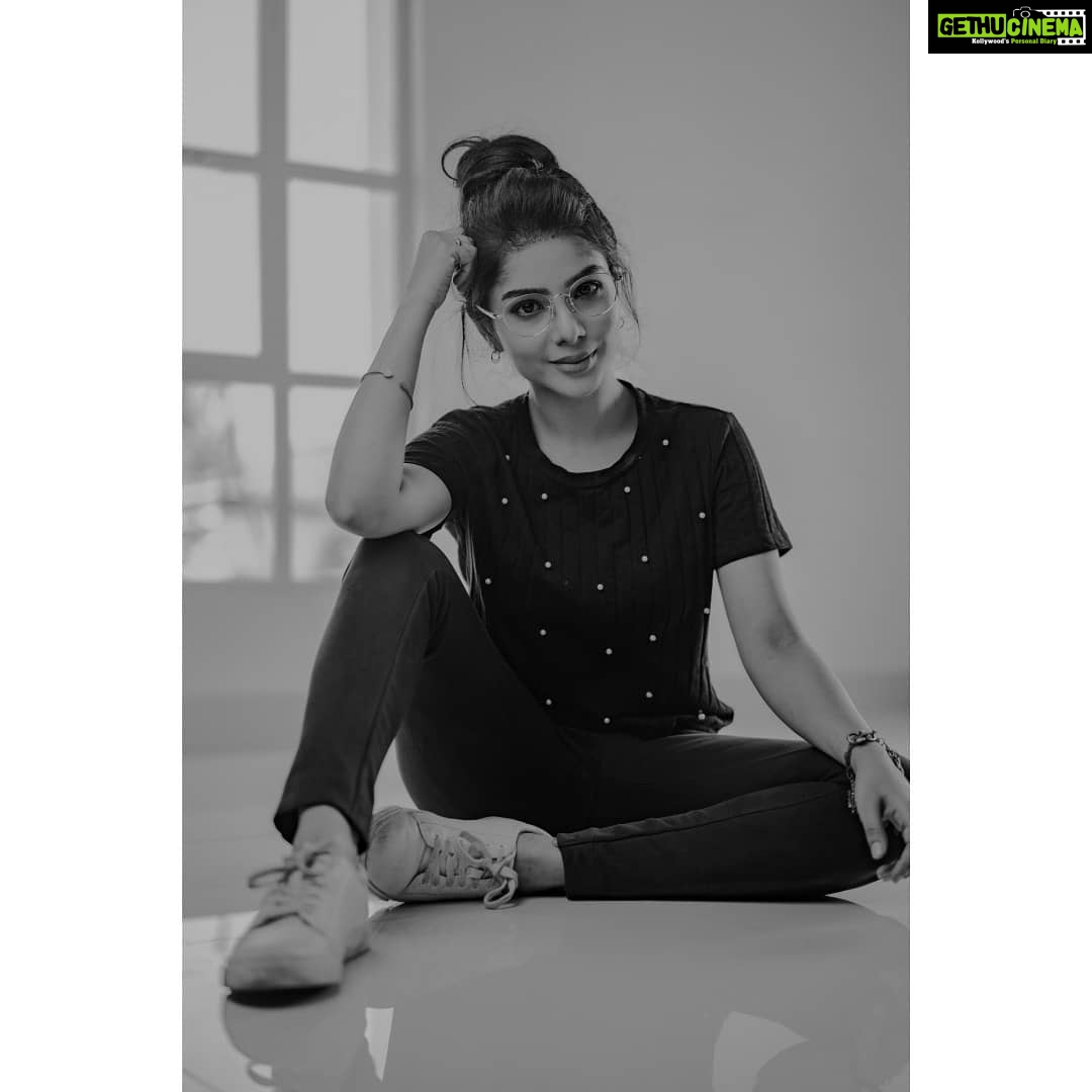 Pavithra Lakshmi Instagram - Kannadikaari series🤓 I ve always been the girl with specs as long as I can remember, always I ve been embarrassed to be that, when people call me #chasmish I used to frown. 8 years back a frowning girl ashamed of her glasses to a model endorsing a spectacle brand, life is amazing after all❤️ For #irisframes Shot by @thearshd