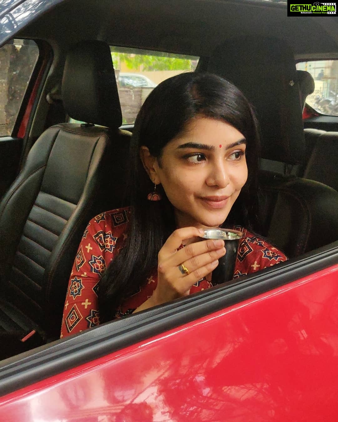 Pavithra Lakshmi Instagram - Coffee makes everything better #mazhaikalam🌧 #kaapiislife