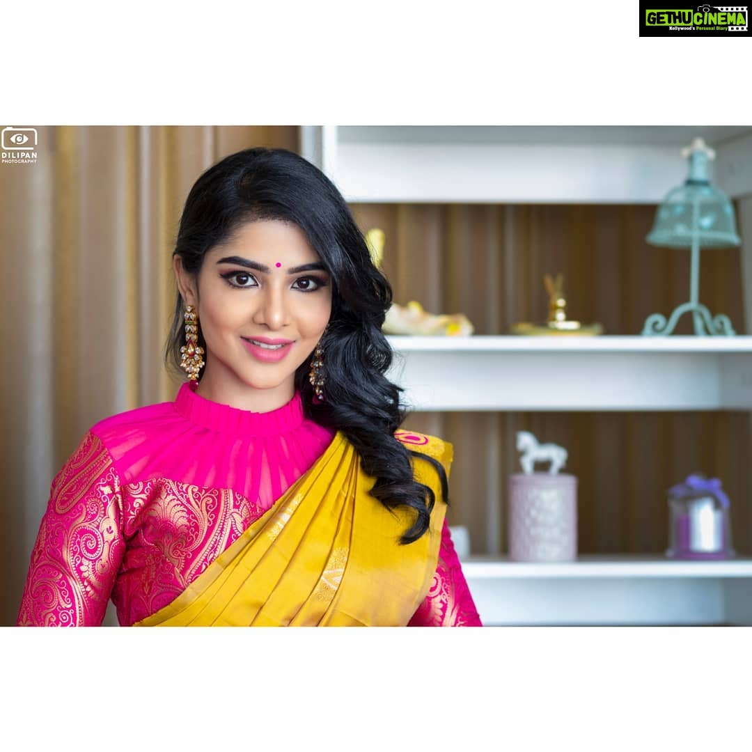Pavithra Lakshmi Instagram - உதிர்ந்திடும் மழை சரம் நீயே . . Model - @pavithralakshmioffl Makeup - @blushnbrillo HairDo - @sangeetha_hairstylist Shot by - @dilipanphotography Organized by - @pacific_entertainment16 Saree - @bollinenisilks Blouse - @lopa_design_studio Accessories - @anikalan_artjewellery Flowers - @efflorescence_bridal_flowers Location - @lopa_design_studio