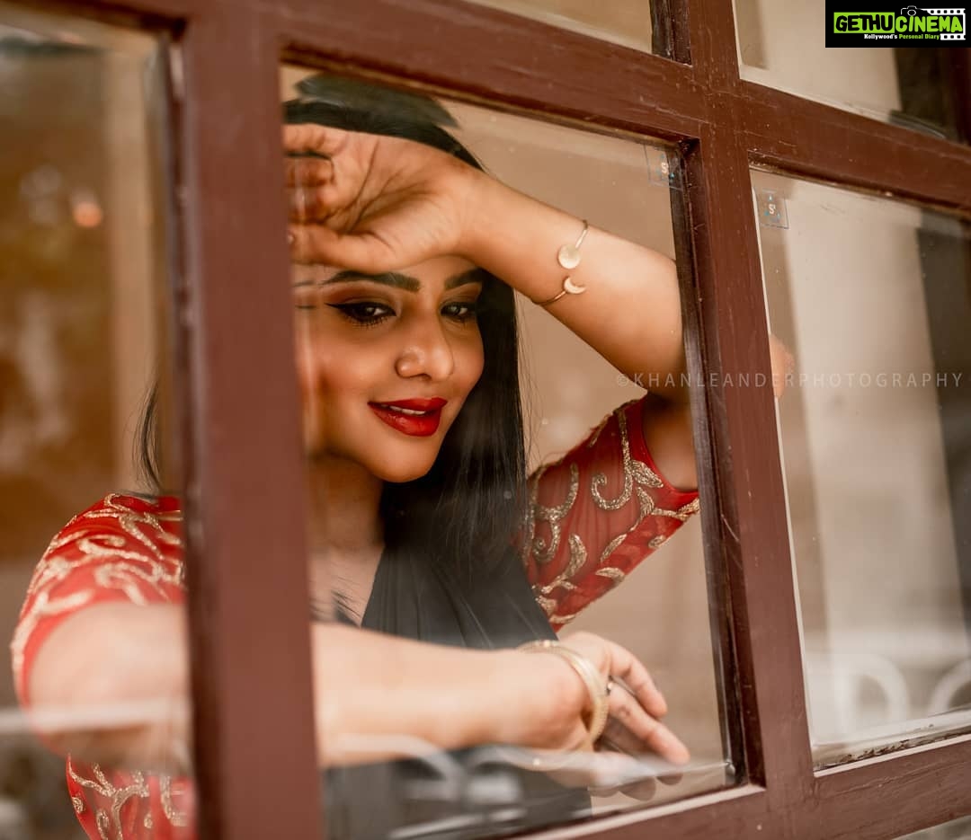Pavithra Lakshmi Instagram - காட்சிபிழை நீ என்றேன் காதல் பிழை நான் என்றாய்