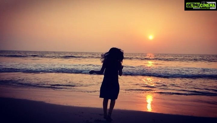Pavithra Lakshmi Instagram - Dream, dance, swing, sway coz you just have one life and dats amazing❤️ Kerala diaries #cherraibeach #Keralamemories #traveldiaries #pavithralakshmi #pavithra #popzy #actor #model #blahblahblah Cherai Beach Palace