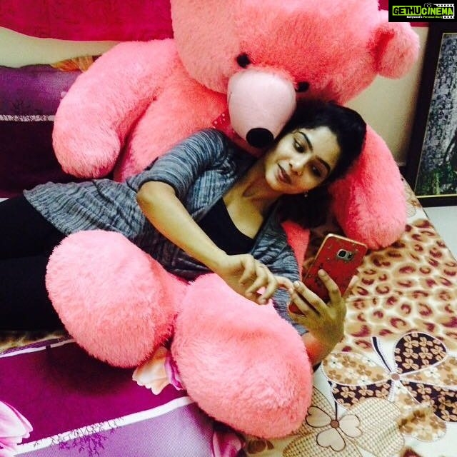 Pavithra Lakshmi Instagram - Best boyfriend ever❤❤❤❤❤ #divyasteddy #meettim #mynewboyfriend #comfortinghugs #bestever #thankuforthecadidsmachan #lubyumacha😘😘😘😘