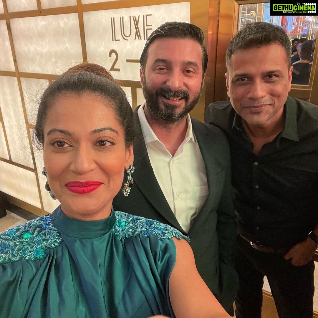 Payal Rohatgi Instagram - Rangoli you are such a good human being ❤️ But your sister was not happy to see me 🙃🙈 She was sulking 🤣🤣 Rajneesh ji I wanted to wish you luck as you called me BADASS in the finale and this is your debut. I know it matters. So nice to meet Sohail Maklai ji after ages. You are as gracious as before. And great to meet Deepak ji. I got good vibes from you Sir. Being a producer is a tough job 🙏 So I went to support the people behind the film❤️ Thanks for the invite Zulfikar ji. I am fond of you ❤️ #payalrohatgi Collab by : @pearlnpeaches_ @puja_agarwal