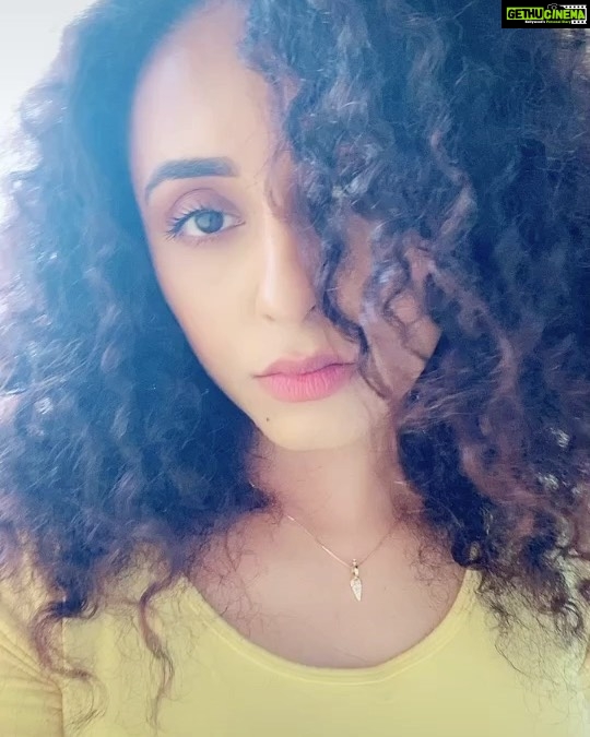 Pearle Maaney Instagram - 👊👆🤟✊🖐🤙🤙 yentharo enthow 🤓