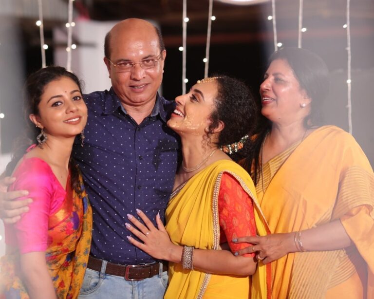 Pearle Maaney Instagram - Happy Birthday to my World. 🌍 My Dad. ❤️ I’ve always looked up to him( like in this picture😋) and I will always be his naughty little daughter. Nope... I won’t ever grow up. 😎😘 🧿 @maaneypaul
