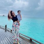 Pearle Maaney Instagram - Blue sky… Blue Sea… Baby Nila in My Arms… what more could I ask for 🥰❤️ Its Vacation Time!!! 🌊 🏖 🏝 . 📸 @srinish_aravind . Travel partner @fortunetours Maldives