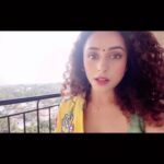 Pearle Maaney Instagram - Our PM has suggested every Indian to come out of their houses, stand in balcony or window at exactly 5 pm on Sunday, March 22 and express gratitude towards the people who are working tirelessly to keep them safe in midst of the crisis. Clap for 5 minutes.. I’ve wrongly mentioned it as 2 mins in the video. Sorry. . Apart from the people employed in essential services like government jobs and medical facilities, PM Modi urged every Indian to stay at home as much as possible. . #jantacurfew #indiafightscorona #appreciationpost