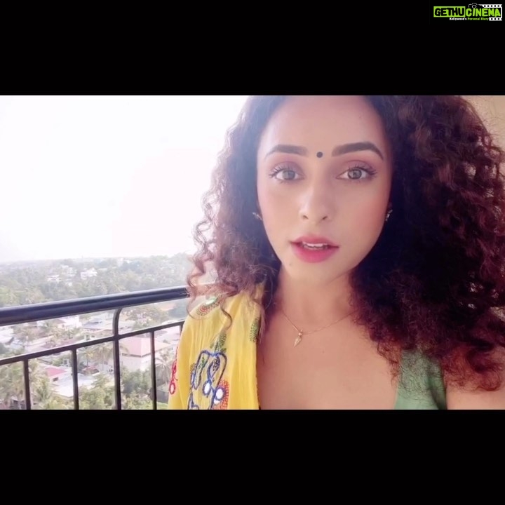 Pearle Maaney Instagram - Our PM has suggested every Indian to come out of their houses, stand in balcony or window at exactly 5 pm on Sunday, March 22 and express gratitude towards the people who are working tirelessly to keep them safe in midst of the crisis. Clap for 5 minutes.. I’ve wrongly mentioned it as 2 mins in the video. Sorry. . Apart from the people employed in essential services like government jobs and medical facilities, PM Modi urged every Indian to stay at home as much as possible. . #jantacurfew #indiafightscorona #appreciationpost