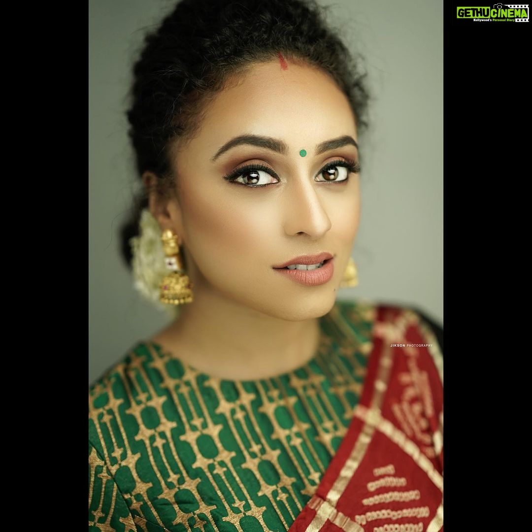 Pearle Maaney Instagram - From tonight’s episode of “Funny Nights With Pearle Maaney” Stylist : @asaniya_nazrin Photography: @jiksonphotography MUAH @sebastian.miranda.3998 Outfit: @milandesignkochi Jewellery: @kushalsfashionjewellery @zeekeralam #funnynightswithpearlemaaney