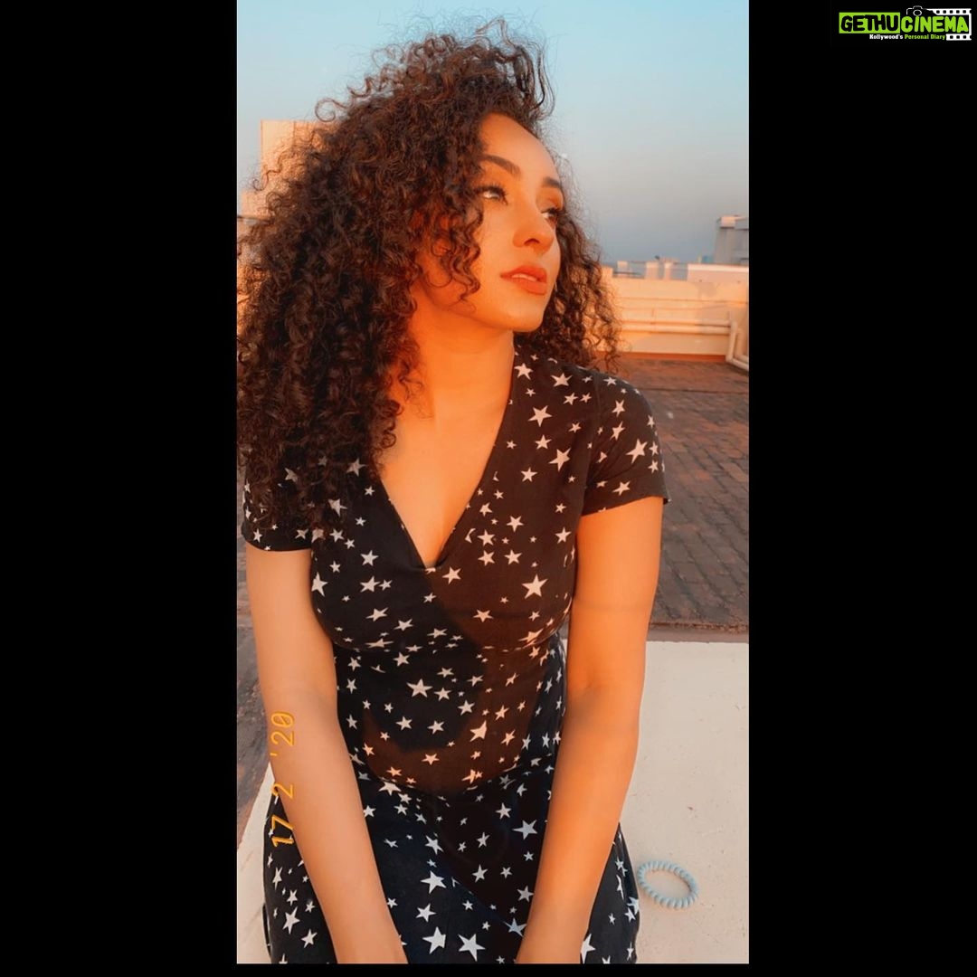 Pearle Maaney Instagram - Counting stars even before they arrive ✨ Click @srinish_aravind 🥰 #enjoyingtheSunSet