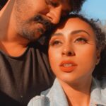 Pearle Maaney Instagram – Somewhere…stuck in Edappally traffic… 🌟 dreaming about reaching home 💭 
@srinish_aravind 😜