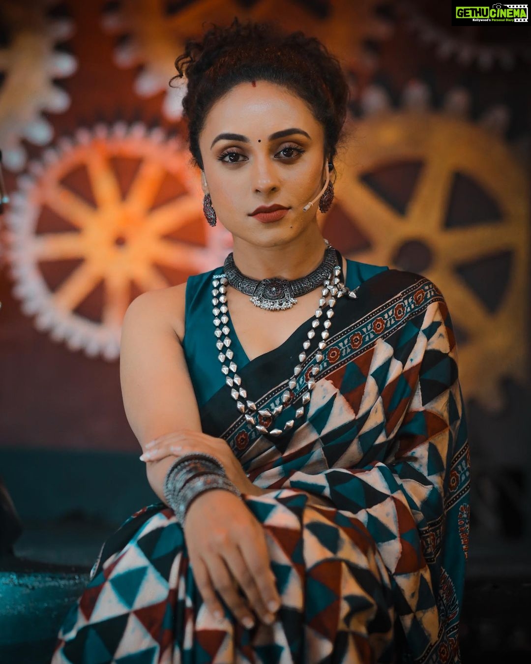 Pearle Maaney Instagram - The Greatest Mantra of All times........ “I love You”. Say this to yourself first...keep saying this to yourself as you spend your day...and you will find a million reasons to love yourself.And when you start loving yourself... you will genuinely start loving this world without changing anything about it. 🌸 So... Fall in Love.. with yourself First.. or should I say... “ Love ThySelf” 🦋 . I love Each one of you.. Peace Love n Music to All ❤️ . . . Wearing @ange.in | @okjsignet Styling @anitageorgez Makeup @myself 🥰