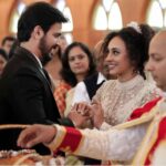 Pearle Maaney Instagram - “That” moment! Well we knew we were creating the best moment of our life right then n there 🌸 alle Srini ? 😋 @srinish_aravind (happy, shy, emotional, excited, nervousness, love, heavy heartbeat, blessed, positive... all the best feelings bubbled in us... all at once) and when I saw him smile.. I kissed him... *in my mind* 🙈🎁 . . . . . @sainu_whiteline Photography