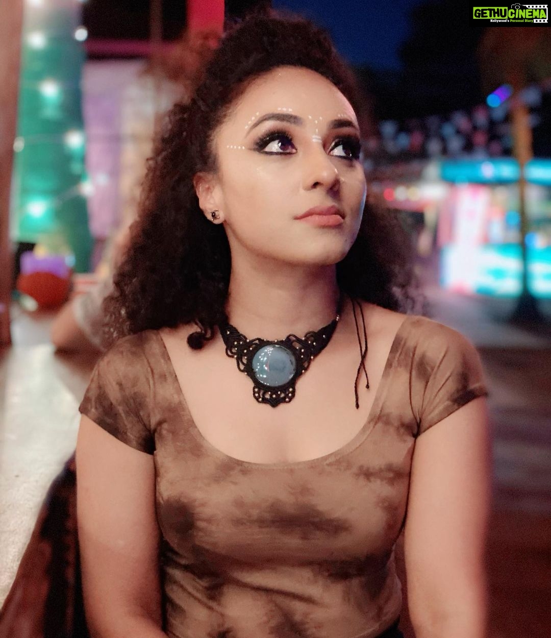 Pearle Maaney Instagram - When I draw my feelings on my face 👽 connect the dots 🦚 . PS : Make up is just a Number ... yea Verum number 😎 . . . Peace Love n Music to All..🤓 #newyear #2020