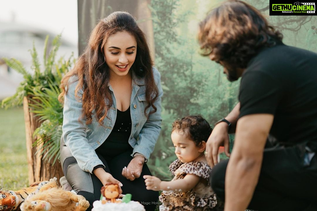 Pearle Maaney Instagram - ‘Nila Turns One’ One of the Most Beautiful Days of our life. Our little Angel is growing and we had to call the whole Jungle to celebrate with us 😋 @nila.pearlish ❤️ . Decor @dreams_floristsanddecorators Clicks @magicmotionmedia Cake @whisk_n_frost Location @tajmalabarcochin MUA @makeupandhairbysagallya