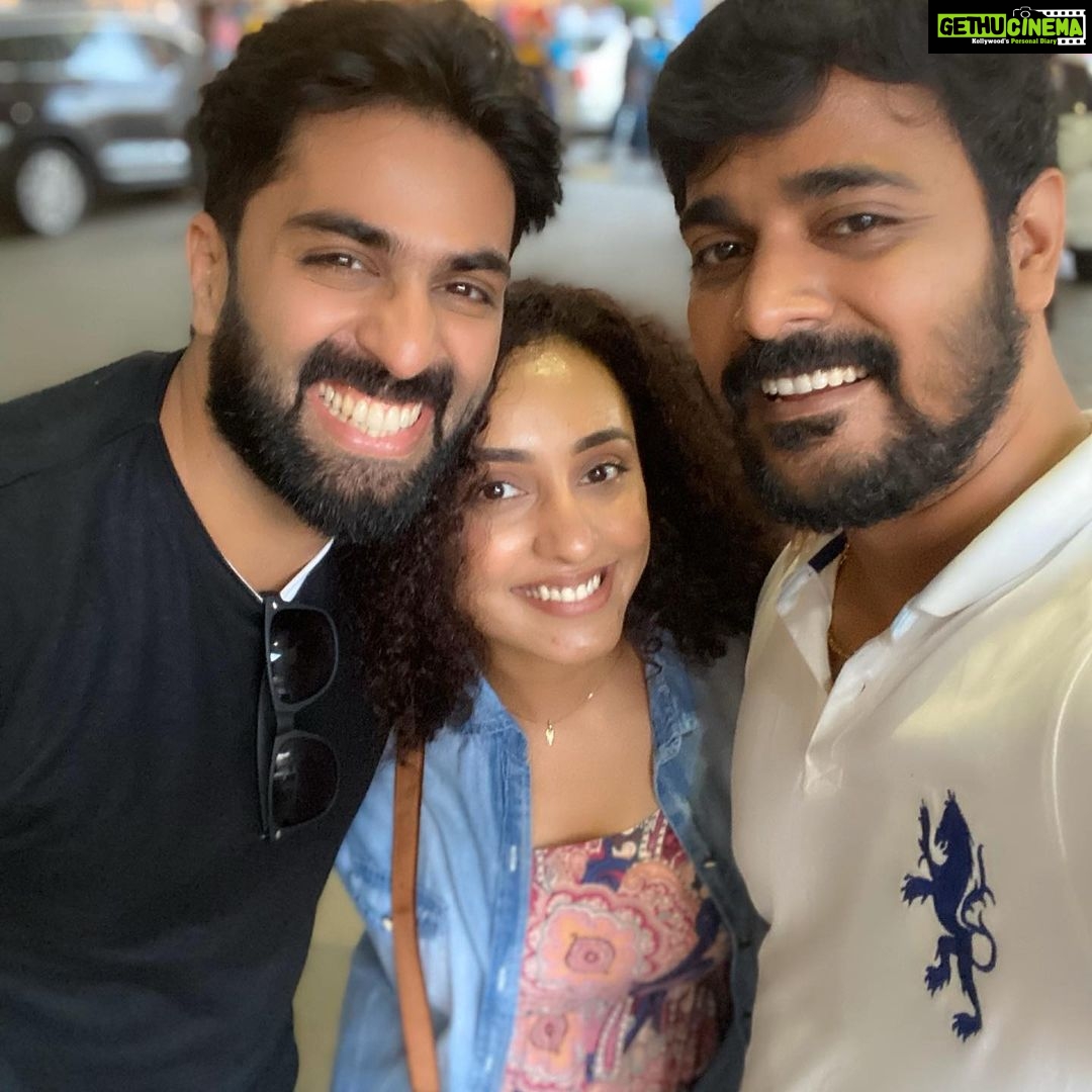 Pearle Maaney Instagram - True friends... swipe left to see how true friends behave ๐๐คจ @padmasoorya @srinish_aravind