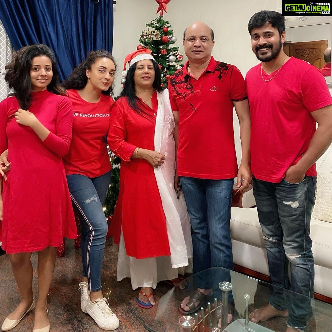 Pearle Maaney Instagram - Merry Christmas 🎄 ❤️ My dear ones ☺️ stay blessed 🌸 . Click by @sharathdavis
