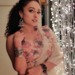 Pearle Maaney Instagram - Fairy lights and Fairy tales 🌸🌼🌸 . . . Saree: @labelmdesigners 🥰 Click: @sanif_uc_gram 😎 Makeup : myself 😋