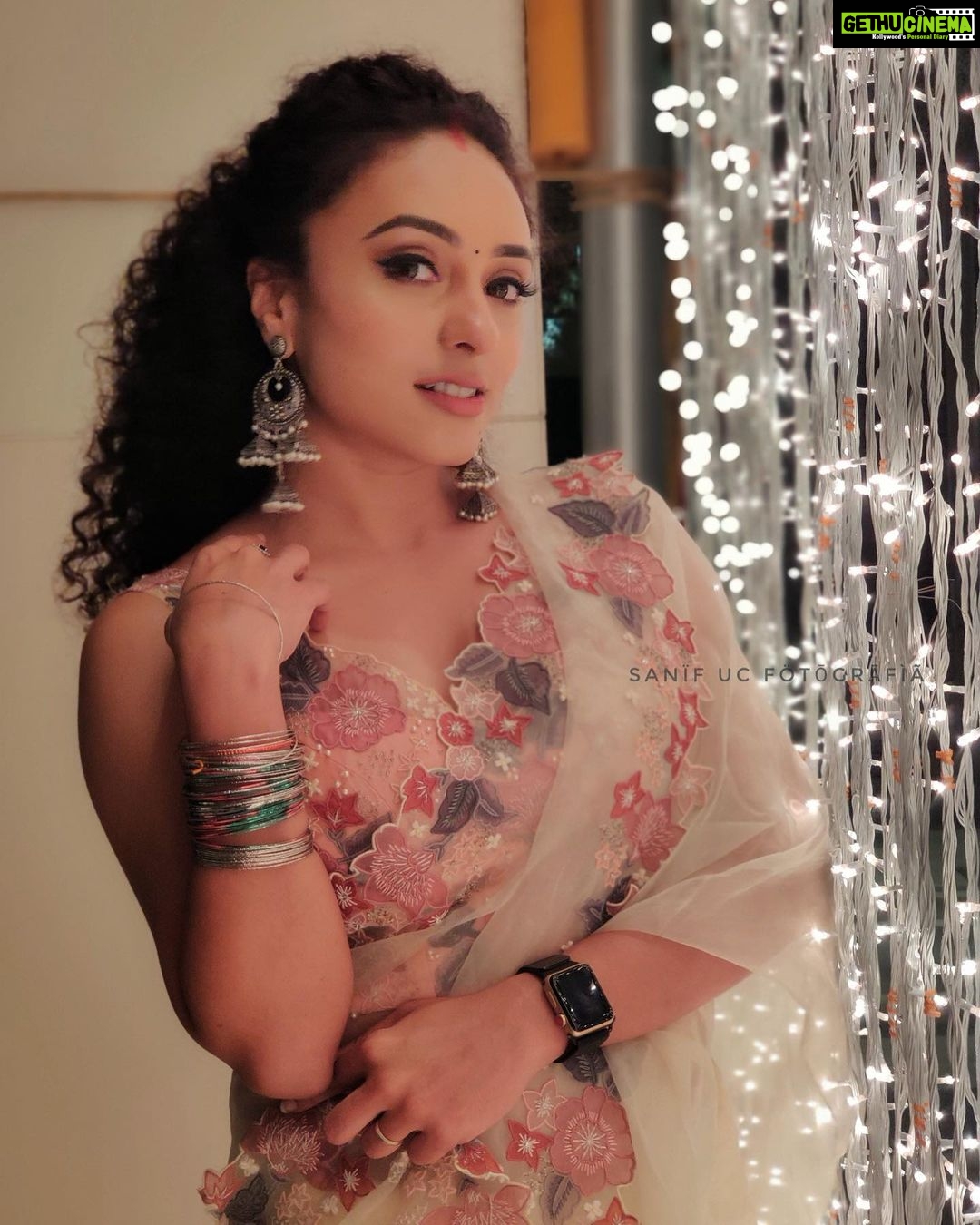 Pearle Maaney Instagram - Fairy lights and Fairy tales πΈπΌπΈ . . . Saree: @labelmdesigners π₯° Click: @sanif_uc_gram π Makeup : myself π