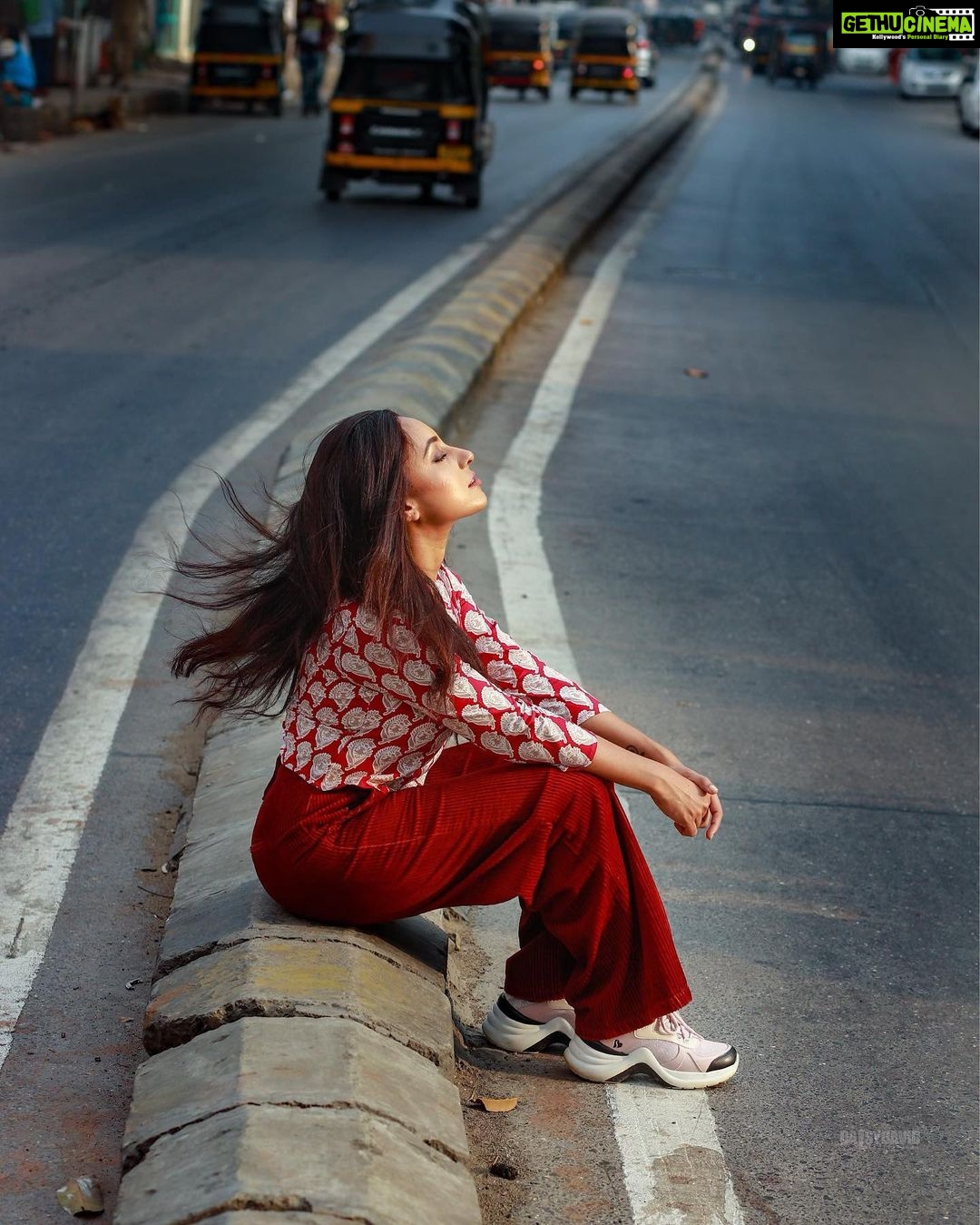 Pearle Maaney Instagram - Sometimes we find ourselves in the middle of complete chaos... we can either let it enter us... or just be calm.. the choice is always in our hands. Peace Love and Music to All 🌸❤️ . @daisydavidphotography @_daisydavid_ Mumbai City