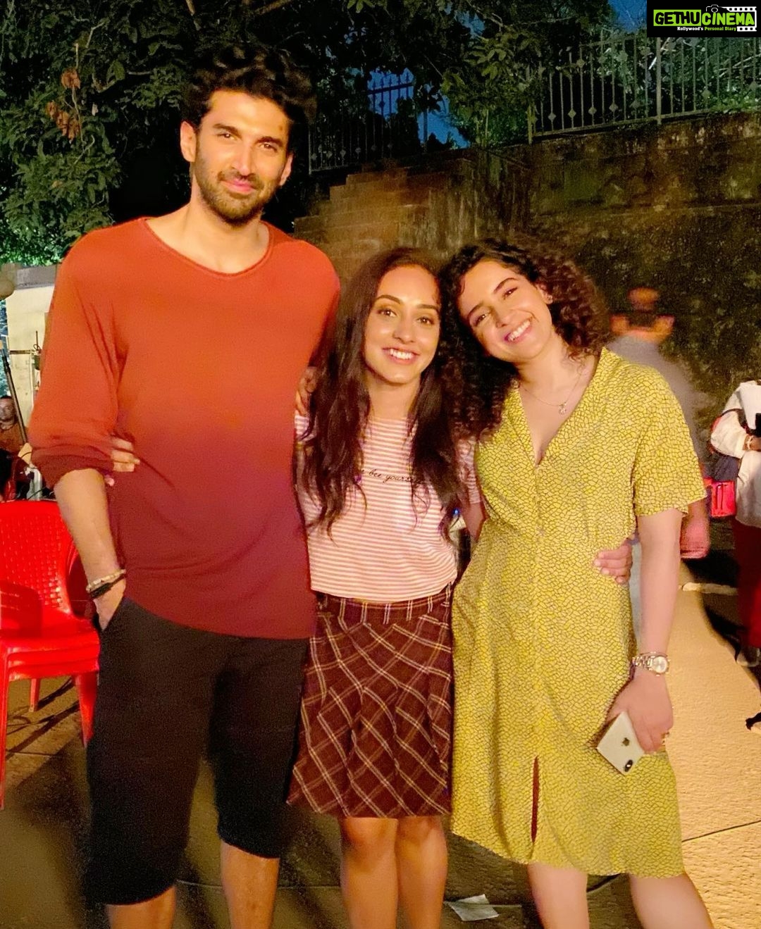 Pearle Maaney Instagram - Sandwiched between two extremely talented actors ... Shoot in Progress 🍀 @adityaroykapur @sanyamalhotra_ @anuragbasuofficial director @tseriesfilms Goregaov Film City, Mumbai