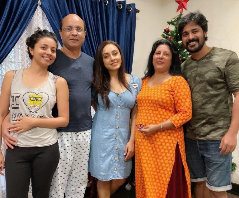 Pearle Maaney Instagram - My biggest Treasure in this whole wide world. ❤️🧿 🥰 . #family #love #christmasvibes