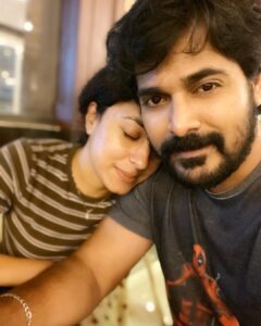Pearle Maaney Instagram - He is back after 13 days and I’m off to mumbai for my shoot today for 13 days... but we are always thankful for the times we spend together with each other coz the times we spend together are the best ... we make them memorable and Epic !!!! I love him and yes I’ll miss him for a while but thanks to Graham Bell for inventing Phone 📞 😎 okay I’m not gonna lie... I’m a bit sad coz I’m leaving today for work ...but Im the happiest wife 😋❤️ coz I have the most amazing husband @srinish_aravind