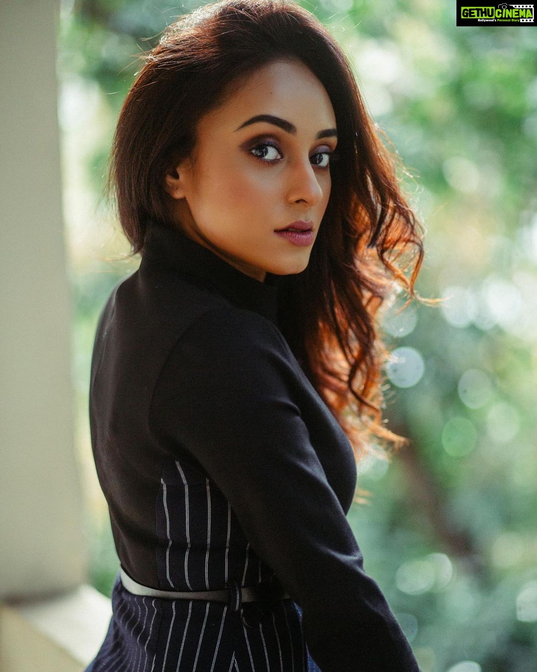 Pearle Maaney Instagram - Me looking at 2019 vs Me looking at 2020 .swipe right 👉🏻😎 . . Click @clintsoman Stylin @adampallil