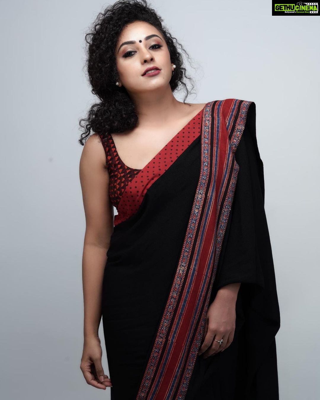 Pearle Maaney Instagram - @pearle.in presents The sexy lady: Style is a virtue. So is this jet black gorgeous jute-crepe sari saree with authentic kalamkari borders and contrast printed blouse. Perfectly suited for a special day. . Available on www.pearle.in 🌸