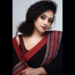 Pearle Maaney Instagram - @pearle.in presents The sexy lady: Style is a virtue. So is this jet black gorgeous jute-crepe sari saree with authentic kalamkari borders and contrast printed blouse. Perfectly suited for a special day. . Available on www.pearle.in 🌸
