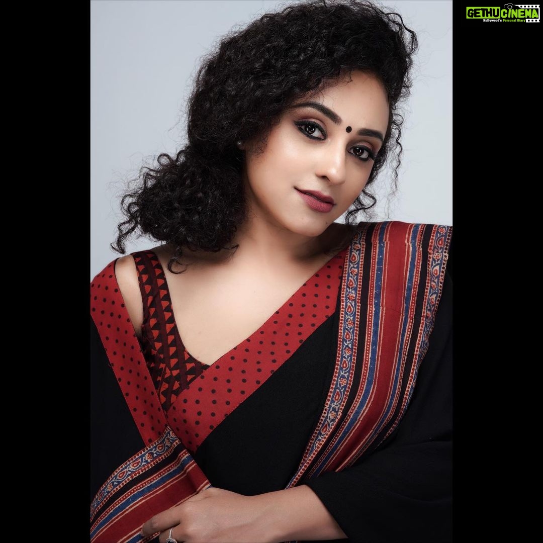 Pearle Maaney Instagram - @pearle.in presents The sexy lady: Style is a virtue. So is this jet black gorgeous jute-crepe sari saree with authentic kalamkari borders and contrast printed blouse. Perfectly suited for a special day. . Available on www.pearle.in 🌸