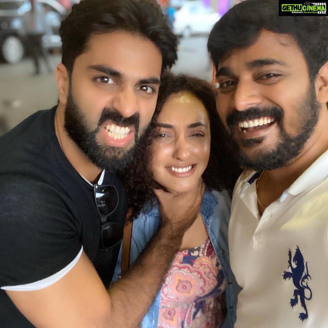Pearle Maaney Instagram - True friends... swipe left to see how true friends behave ๐๐คจ @padmasoorya @srinish_aravind