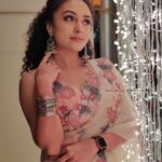 Pearle Maaney Instagram - Fairy lights and Fairy tales 🌸🌼🌸 . . . Saree: @labelmdesigners 🥰 Click: @sanif_uc_gram 😎 Makeup : myself 😋