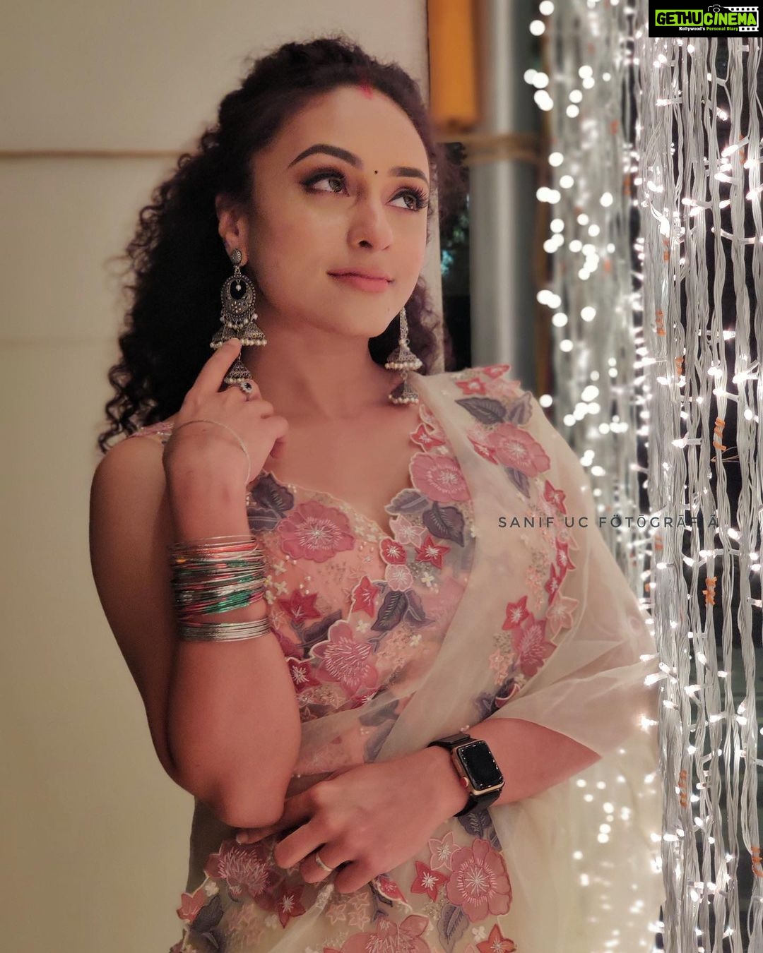 Pearle Maaney Instagram - Fairy lights and Fairy tales πΈπΌπΈ . . . Saree: @labelmdesigners π₯° Click: @sanif_uc_gram π Makeup : myself π