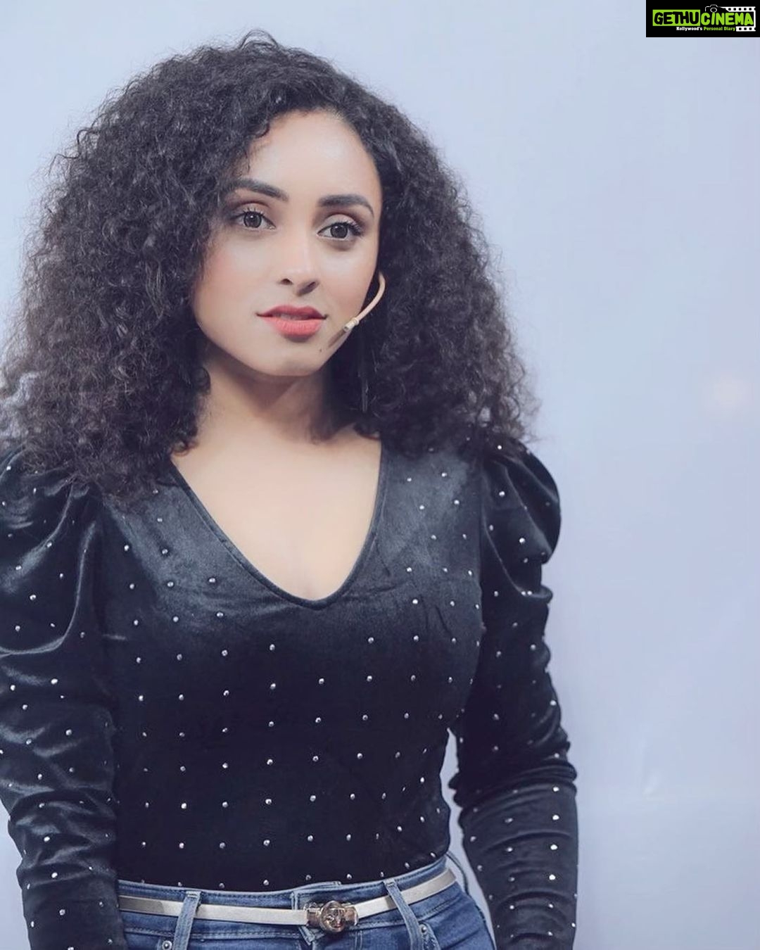 Pearle Maaney Instagram - Playing with stage lights... during the shoot of Dance jodi Dance @zeetamizh ☺️🌹 . . Every Saturday and Sunday at 6.30 pm Chennai, India