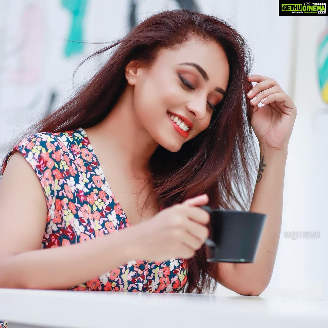 Pearle Maaney Instagram - Everyday... Do something that makes you happy... something that makes you smile... 🙂❤️ . . . Thank you @_daisydavid_ for this click @daisydavidphotography Mumbai City