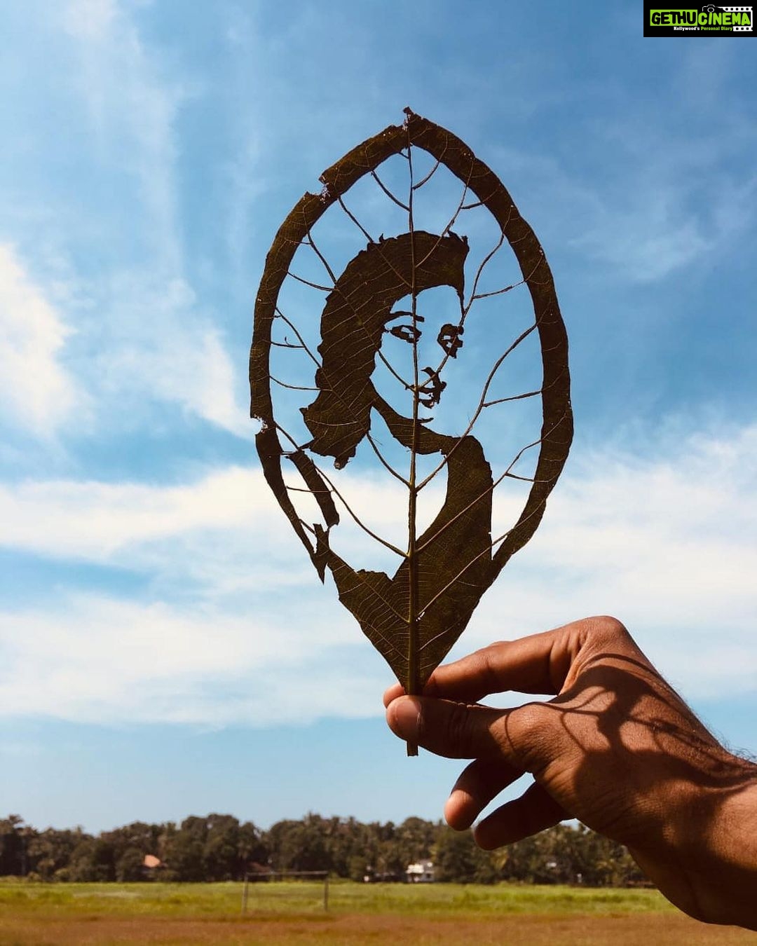 Pearle Maaney Instagram - This is beautiful! Thank u @__mubashir__tp for this beautiful Leaf Art 🍁 🙂