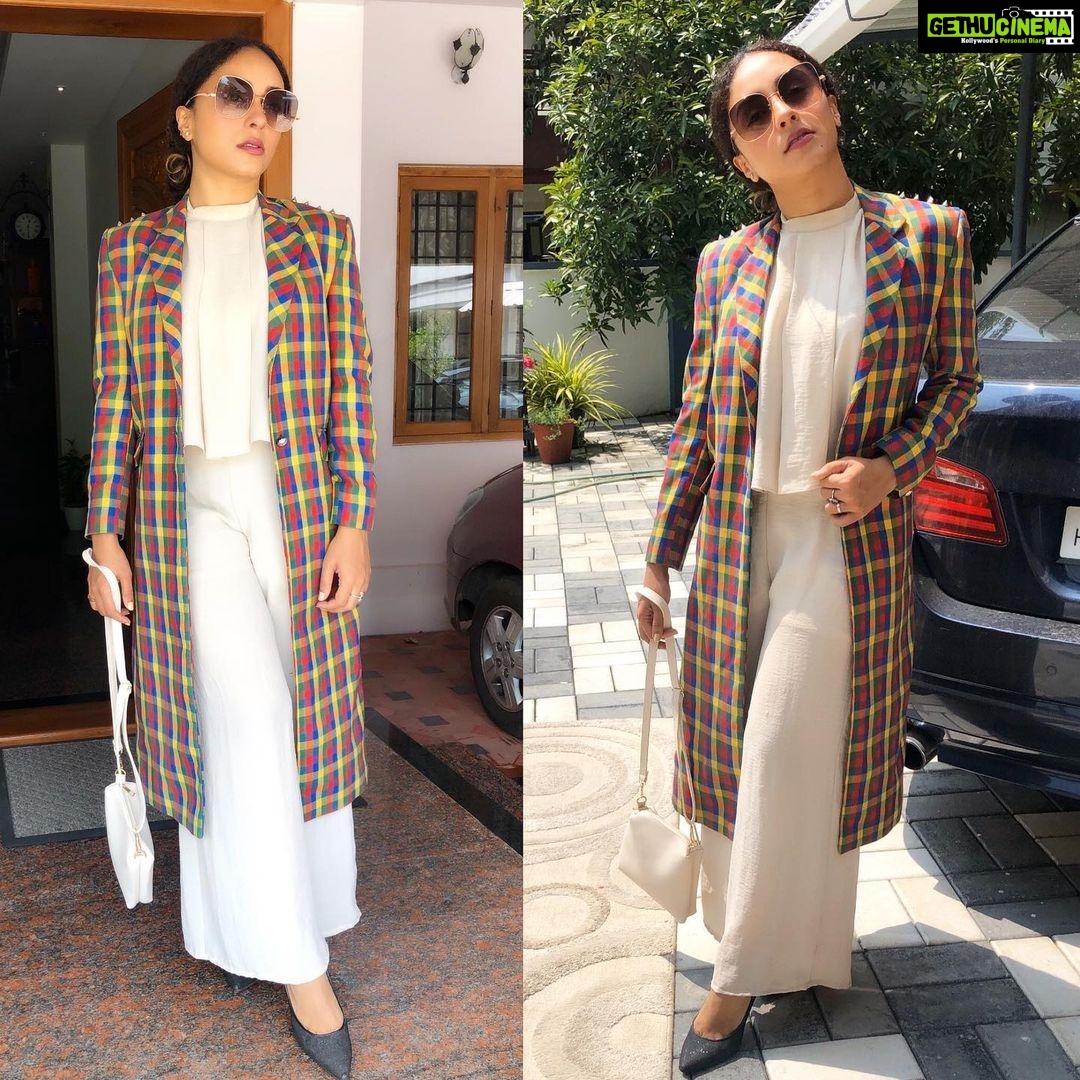 Pearle Maaney Instagram - Just like that. #whatiworetoday This longline jacket designed by my sister @rachel_maaney is something that’s perfect for a formal look.
