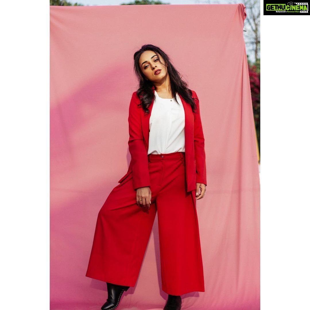 Pearle Maaney Instagram - When you have neck pain and leg pain at the same time. 😎 but Photoshoot goes on! . . . @clintsoman click Styling @adampallil