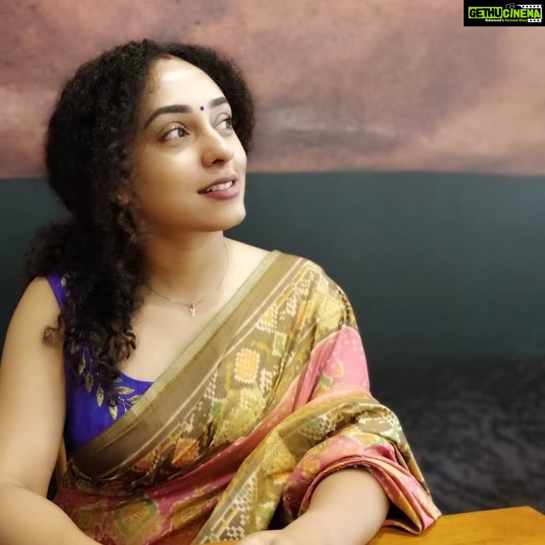 Pearle Maaney Instagram - Some sarees are special... coz they carry beautiful memories... ❤️ @srinish_aravind knew the story behind this one...as he clicked this pic. #airportlook ✨✨