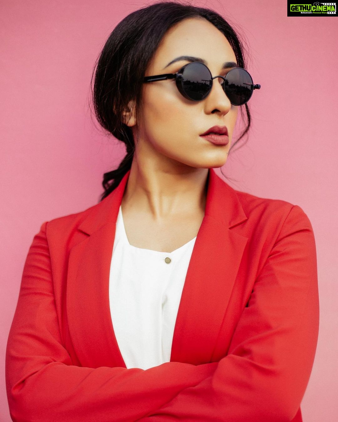 Pearle Maaney Instagram - When you see pani puri... but you are on a diet. 😎 look away. . . . Click @clintsoman Styling @adampallil