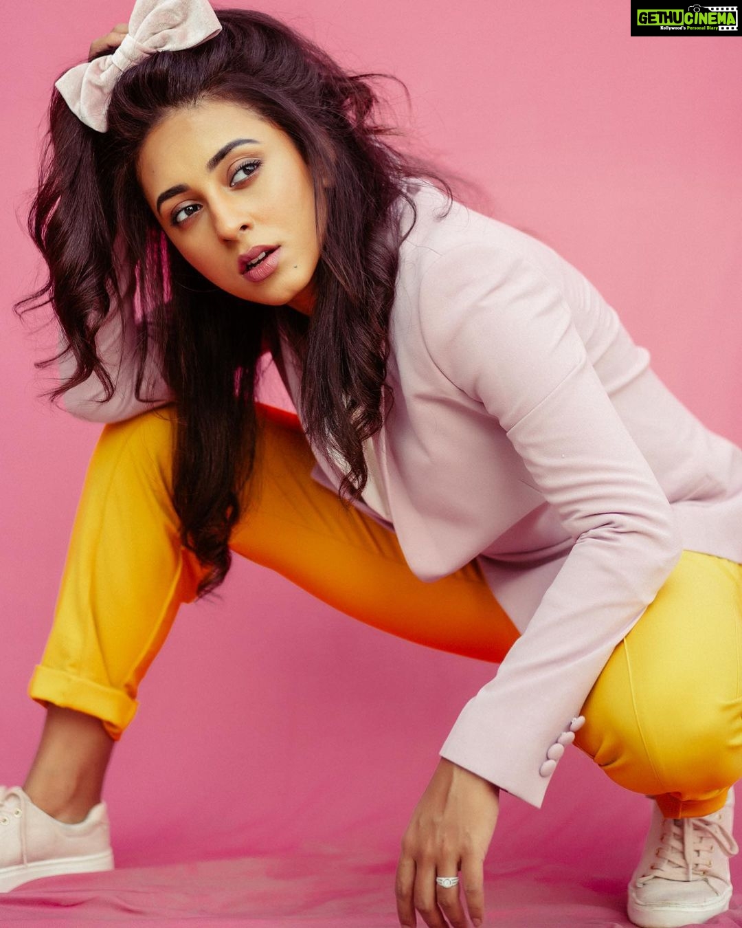 Pearle Maaney Instagram - If life was a cartoon... what character would you choose to be ? 🌸 Asks Mini mouse 😋 . . . Click @clintsoman Styling @adampallil Makeup & hair : myself 🌸